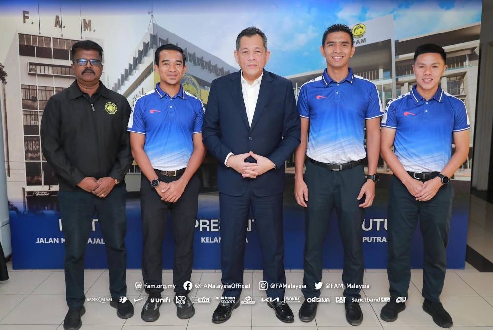 Hamidin (tengah) bersama Nazmi (dua dari kanan) serta pembantunya di Wisma FAM.