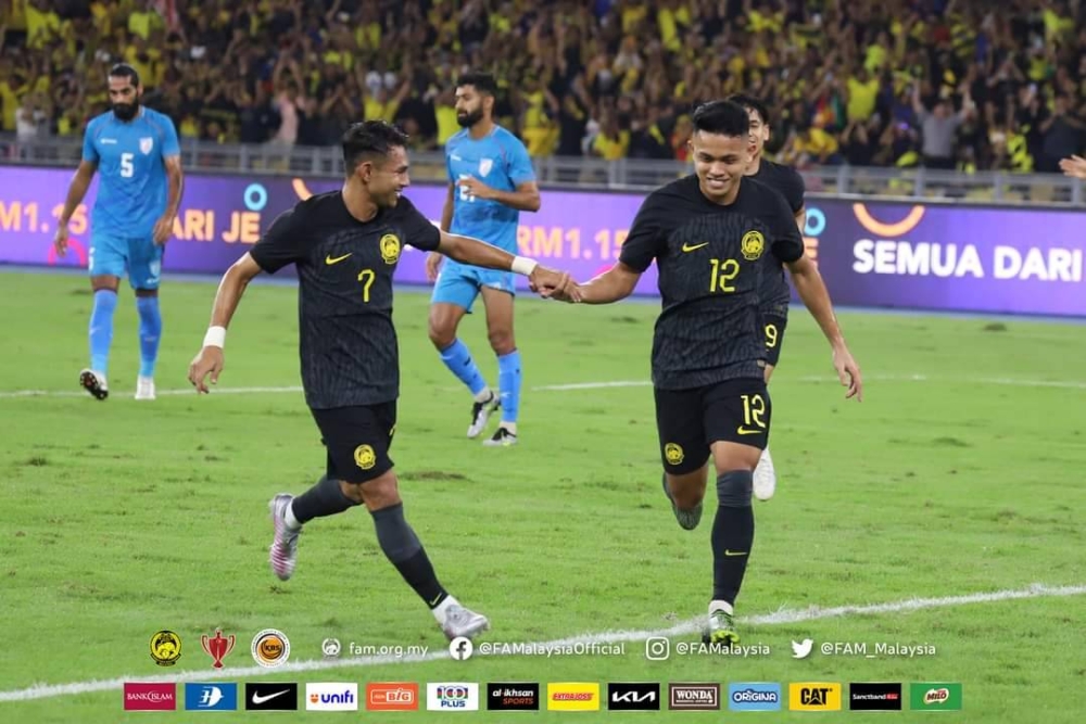 Arif Aiman (kanan) dan Faisal turut meledak gol ketika aksi bertemu India. - FOTO: FB FAM