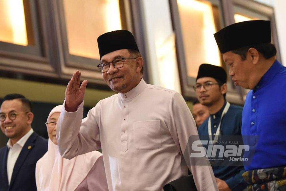 Perdana Menteri, Datuk Seri Anwar Ibrahim tiba di Bangunan Parlimen bagi membentangkan Bajet 2024, di sini pada Jumaat. Foto SINAR HARIAN / MOHD RAFIQ REDZUAN HAMZAH