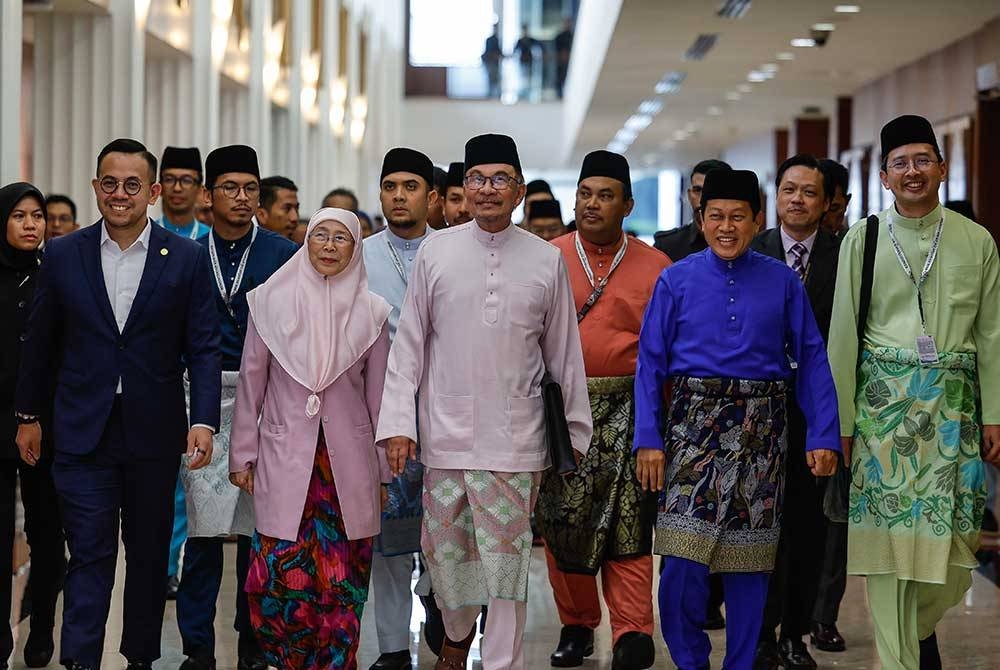 Anwar (tengah) bersama Datuk Seri Dr Wan Azizah Ismail (dua dari kiri) serta Timbalan Menteri Kewangan, Datuk Seri Ahmad Maslan (dua dari kanan) dan Steven Sim (kiri) tiba untuk membentangkan Belanjawan 2024 di Dewan Rakyat pada Jumaat.