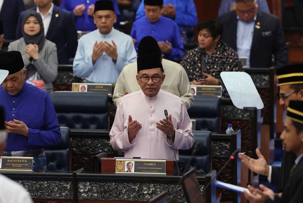 Anwar membentangkan Belanjawan 2024 Malaysia MADANI di Parlimen pada Jumaat.- Foto: Bernama