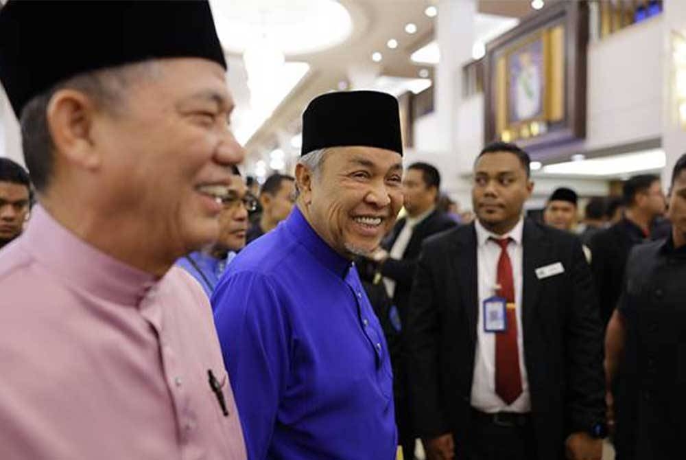 Timbalan Perdana Menteri Datuk Seri Dr Ahmad Zahid Hamidi (tengah) dan Datuk Seri Fadillah Yusof (kiri) selepas selepas pembentangan Belanjawan 2024 Malaysia MADANI oleh Perdana Menteri Datuk Seri Anwar Ibrahim. - Foto: Bernama