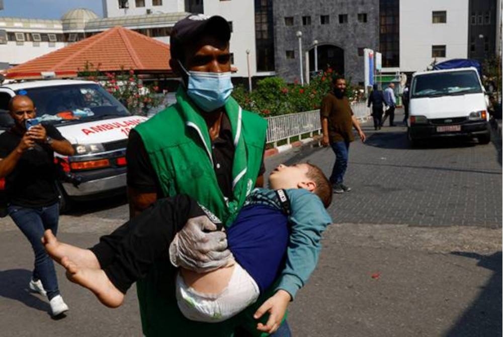 Seorang kanak-kanak Palestin yang cedera akibat serangan udara Israel dibawa ke hospital di Kota Gaza - Foto Reuters