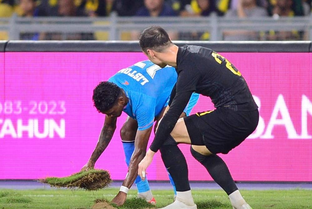 Pemain terpaksa membetulkan padang ketika aksi Pestabola Merdeka di Stadium Nasional, Bukit Jalil. - FOTO FLASH SUKAN