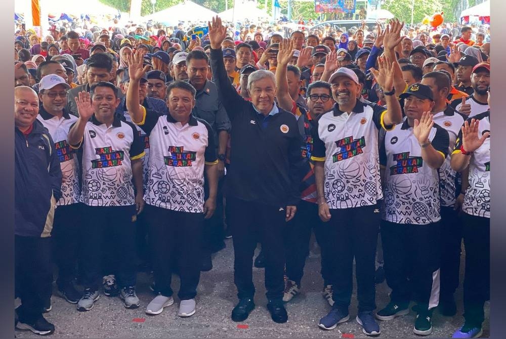 Ahmad Zahid (tengah) semasa hadir merasmikanSambutan Hari Sukan Negara Peringkat Kelantan di Taman Etnobotani Gua Musang pada Sabtu.