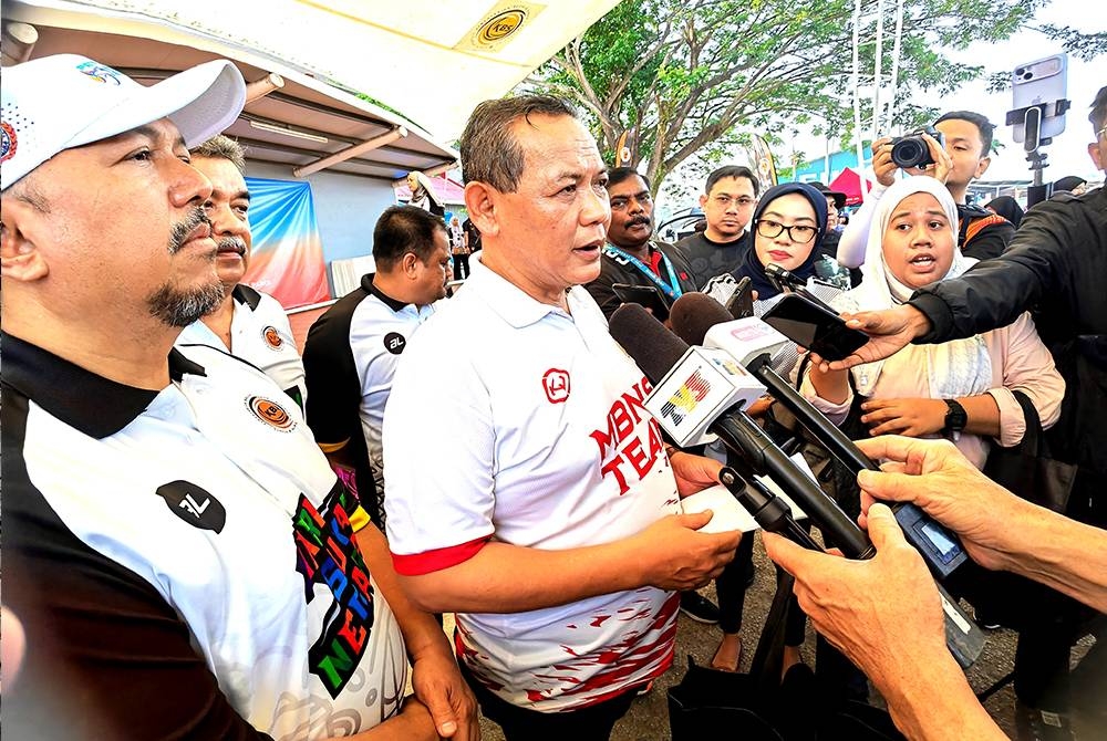 Aminuddin (tengah) pada Sambutan Hari Sukan Negara peringkat Negeri Sembilan di Kompleks Belia dan Sukan Paroi di Seremban pada Sabtu.