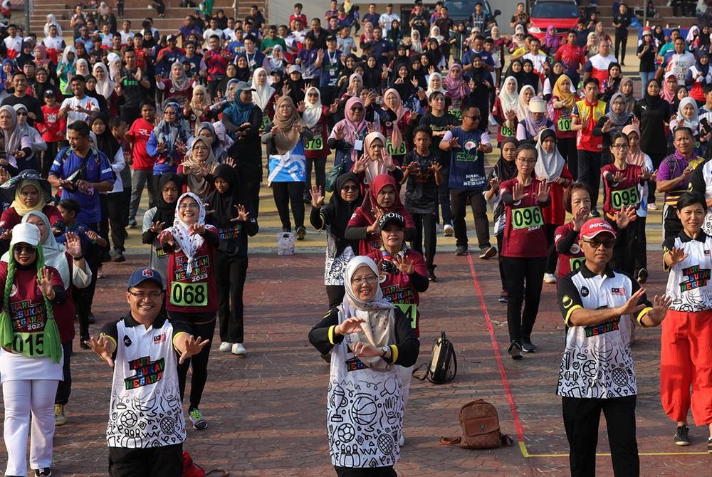 Menteri Kesihatan, Dr Zaliha Mustafa bersama kira-kira 2,000 peserta melakukan senamrobik pada perasmian Program Karnival Segamat Sihat sempena Hari Sukan Negara, Hari Kesihatan Mental Sedunia dan Bulan Kesedaran Kanser 2023 peringkat daerah di Dataran Segamat pada Sabtu. - Foto Bernama