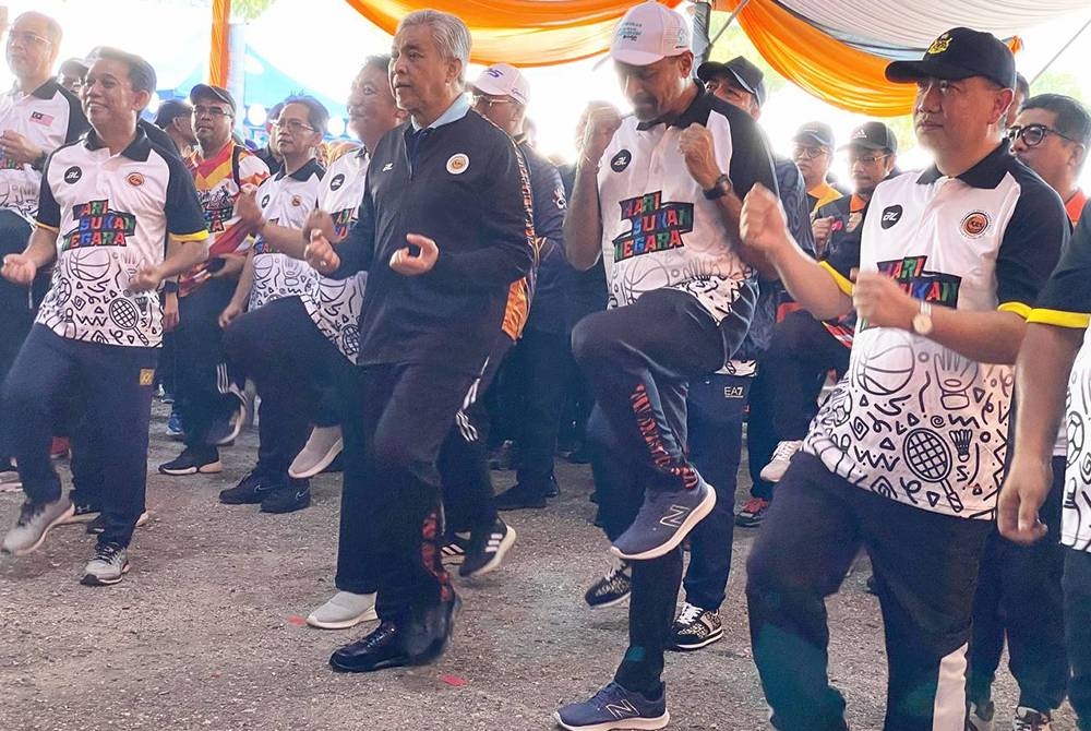 Ahmad Zahid (tiga dari kanan) menyertai aktiviti senamrobik pada Sambutan Hari Sukan Negara Peringkat Kelantan di Taman Etnobotani Gua Musang pada Sabtu.