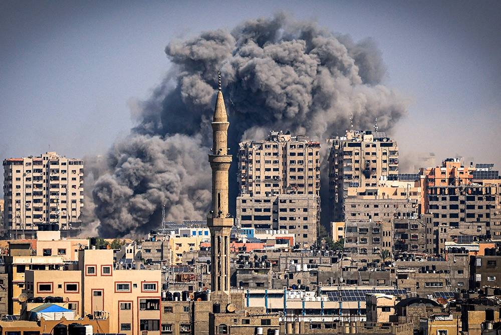 Asap menjulang tinggi semasa serangan Israel terhadap Gaza City. - Foto: AFP