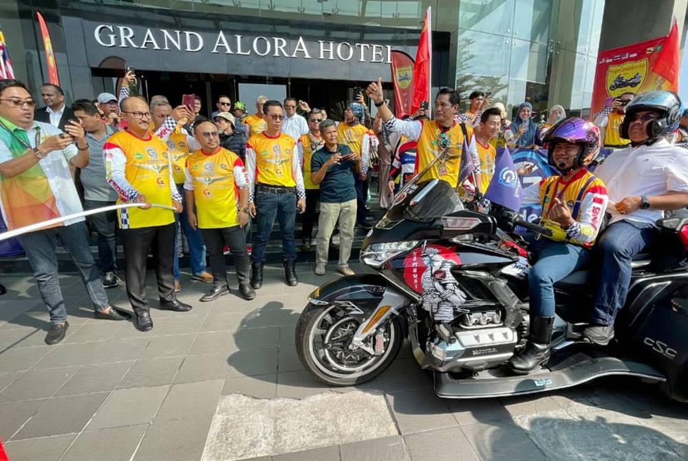 Muhammad Sanusi membonceng motosikal berkuasa tinggi sebagai gimik pelancaran konvoi Winger Camaraderie Ride (WCR) ke Dataran Medan Bandar di Alor Setar.