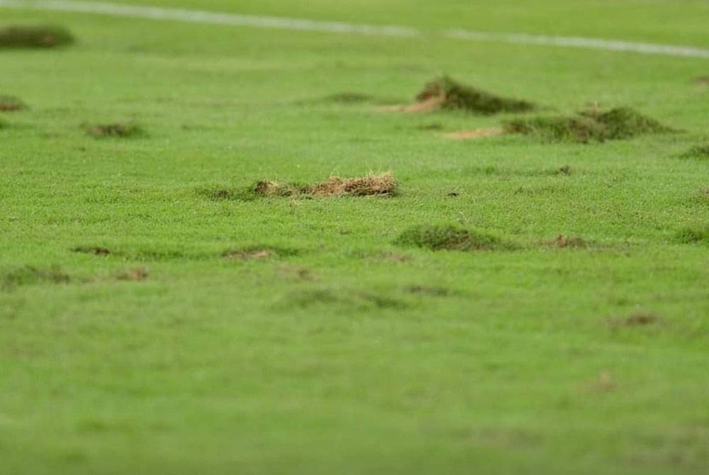 Keadaan padang Stadium Nasional ketika aksi Malaysia menentang India pada Jumaat. - Foto FLASH SUKAN