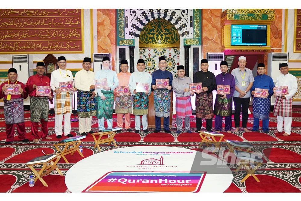 Syed Zainal Abidin (tujuh dari kanan) dan Hussamuddin Yaacub (enam dari kanan) bergambar bersama pentadabbur, qari dan tetamu pada majlis Al-Falah #QuranHour di Masjid Al-Falah USJ 9 pada Sabtu. - Foto ROSLI TALIB/SINAR HARIAN