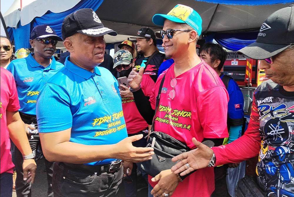 Kamarul Zaman (tiga kanan) beramah mesra dengan orang ramai pada Majlis Penutup Program Ramah Mesra PDRM Bersama Brothers Motor 3.0 Safety Ride di Lebuh Medini pada Sabtu.