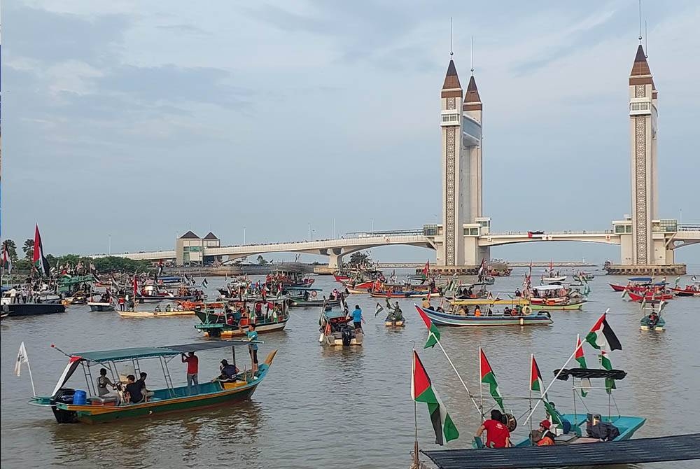 Lebih 100 bot yang dihiasi bendera Palestin menyusuri sepanjang sungai di drawbridge.