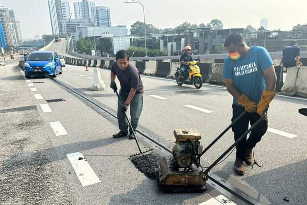 Kerja-kerja membaiki jalan dilakukan di sekitar bulatan Kampung Pandan menghala Lebuh Raya Maju Expressway.