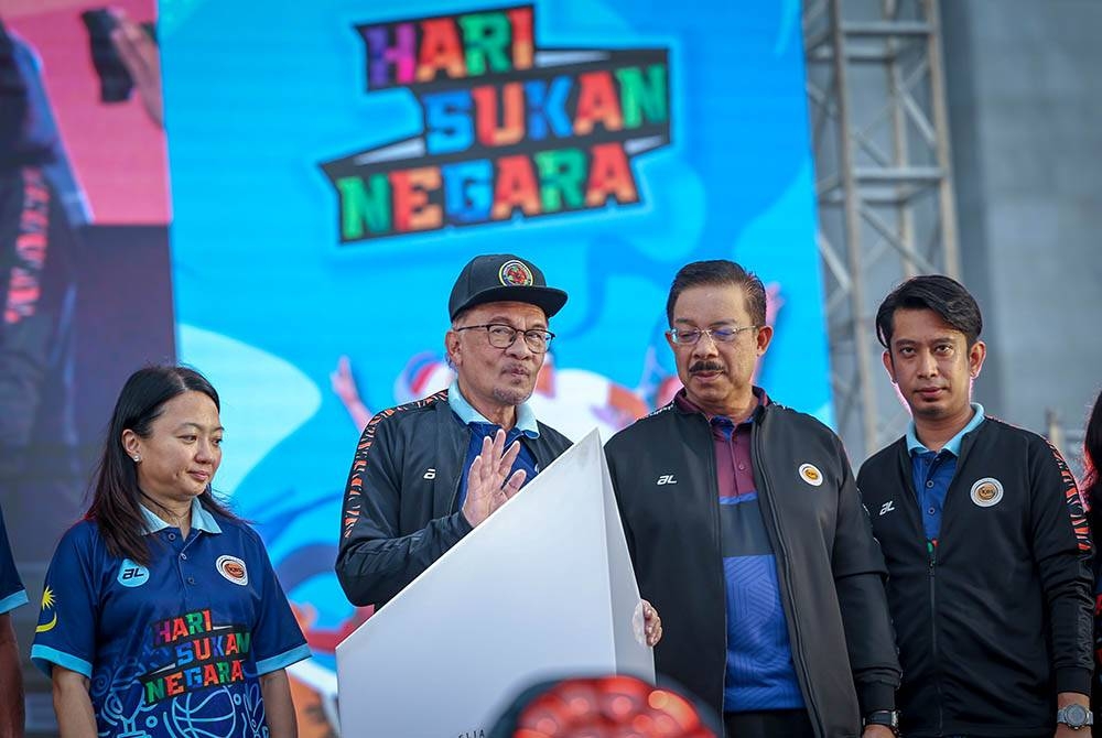 Anwar (dua dari kiri), Hannah (kiri) ketika perasmian HSN 2023 di Dataran Putrajaya pada Sabtu. Foto: Bernama