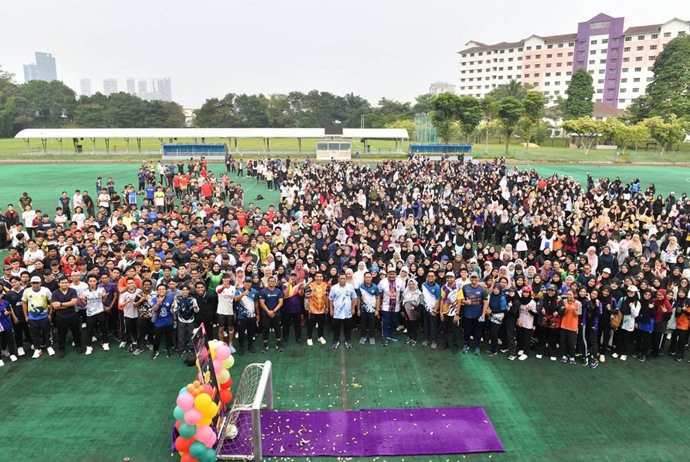 Warga UiTM Shah Alam meraikan Sambutan HSN 2023 Peringkat UiTM Shah Alam di Kompleks Sukan UiTM Shah Alam pada Sabtu.