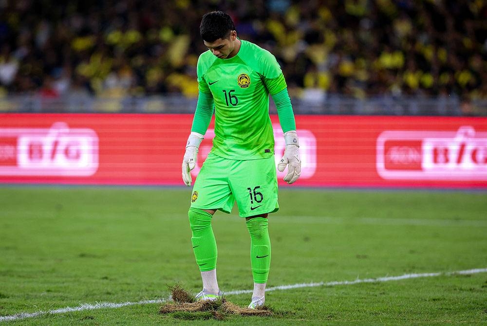 Penjaga gol Harimau Malaya, Ahmad Syihan Hazmi Mohamed membaiki semula keadaan rumput semasa perlawanan pembukaan Pestabola Merdeka, Malaysia menentang India di Stadium Nasional, Bukit Jalil pada Jumaat. Foto: Bernama