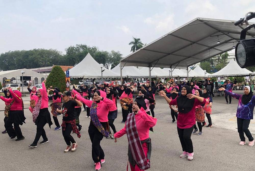 Acara zumba yang diketuai oleh Mia dan Krew di perkarangan Kompleks Kumpulan Karangkraf pada Sabtu.