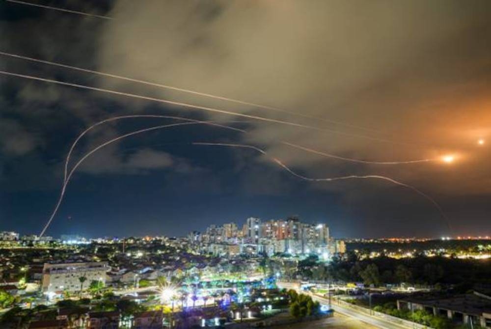 Tentera rejim Zionis Israel melepaskan roket di Semenanjung Gaza pada Sabtu malam.- Foto AP