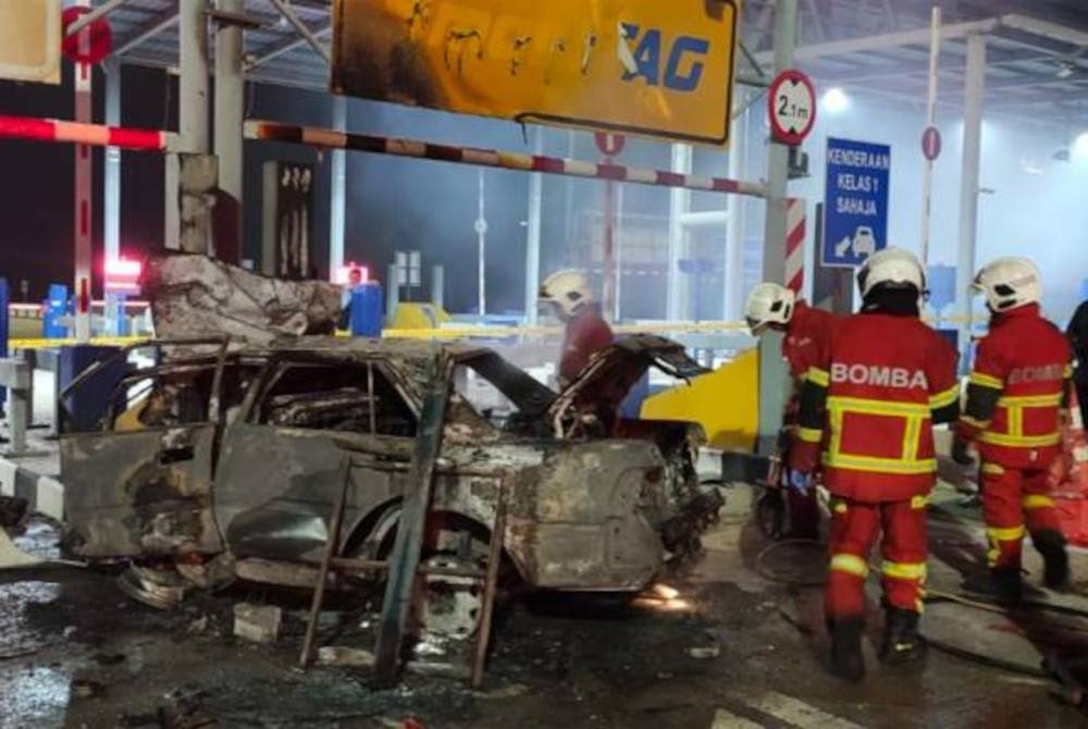 Seorang pemandu maut apabila kenderaan yang dipandunya terbakar selepas melanggar sebuah tembok batu dalam kemalangan di Plaza Tol Lekir, Lebuhraya Persisiran Pantai Barat (WCE) arah selatan lewat malam Sabtu. - Foto JBPM Perak