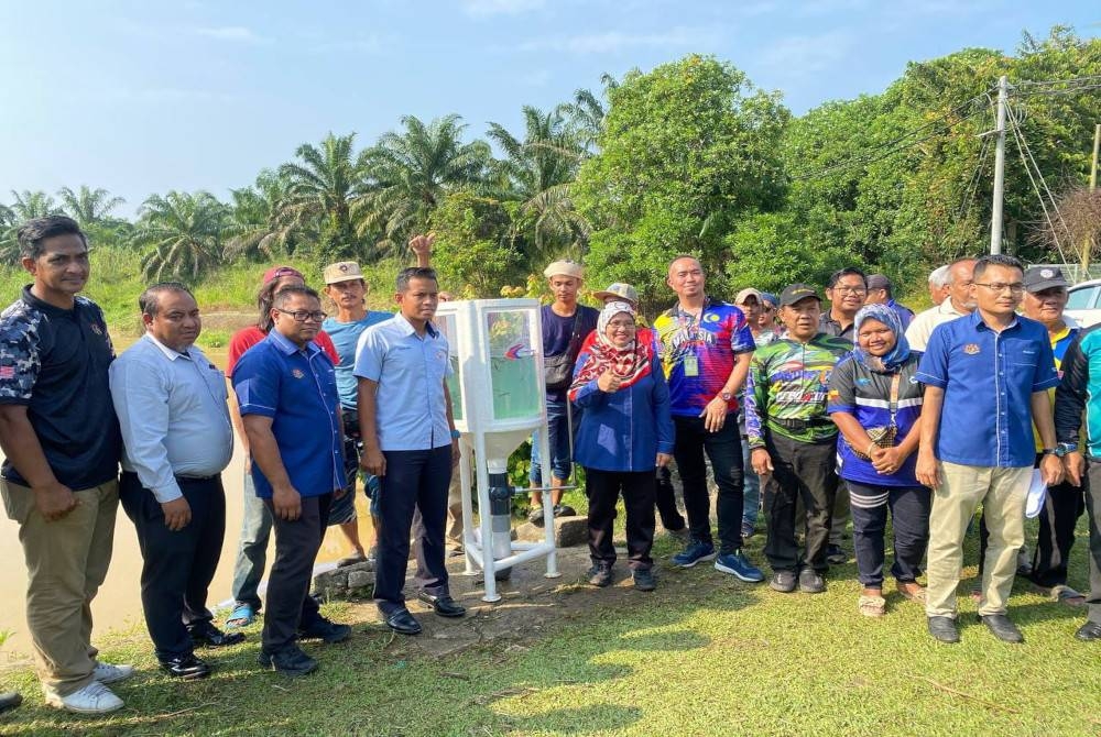 Aisyah (tengah) ketika hadir program pelepasan 10,000 benih ikan baung di Empangan Sungai Bernam, Hulu Selangor pada Jumaat.