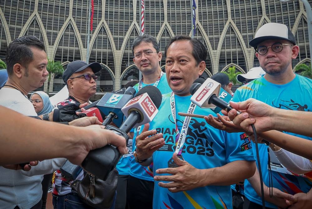 Ahmad bercakap kepada pemberita selepas menyertai Larian Kewangan 2023 sempena Hari Sukan Negara 2023 di Dataran Wawasan pada Ahad. - Foto Bernama