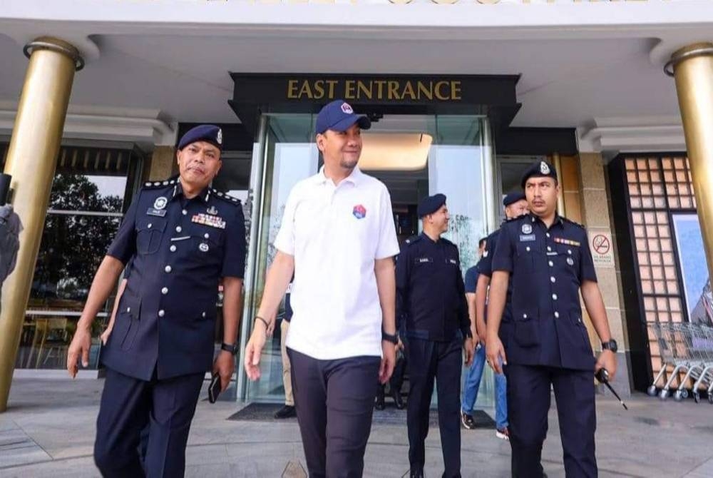 Onn Hafiz ( tengah) bersama Raub (kiri) melawat pusat beli belah yang menerima ancaman bom panggilan palsu.