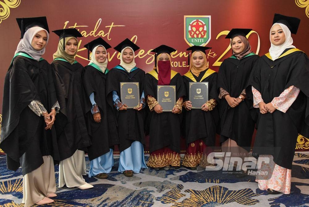 Empat pasangan kembar menerima Diploma masing-masing pada Majlis Istiadat Konvokesyen Kolej Uniti ke - 20 yang berlangsung di Bangi Avenue. - Foto SINAR HARIAN / MOHD RAFIQ REDZUAN HAMZAH