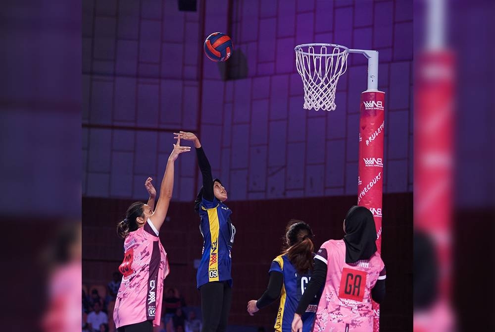 An Najwa (kiri) memacu kemenangan Jewels ke atas Tulips dalam saingan NSL 2023 di Stadium Juara, Bukit Kiara pada Ahad. - Foto: NSL 2023