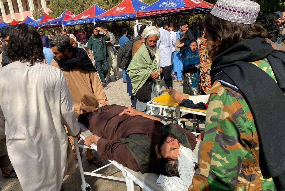 Penduduk dibawa ke hospital selepas gempa bumi melanda di Herat, Aghanistan pada Ahad. - Foto AFP