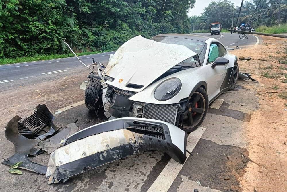 Keadaan Porsche dinaiki pasangan suami isteri yang terbabas dan melanggar tiang lampu di Batu 16, Jalan Batu Pahat-Mersing dekat Kluang pada Ahad.