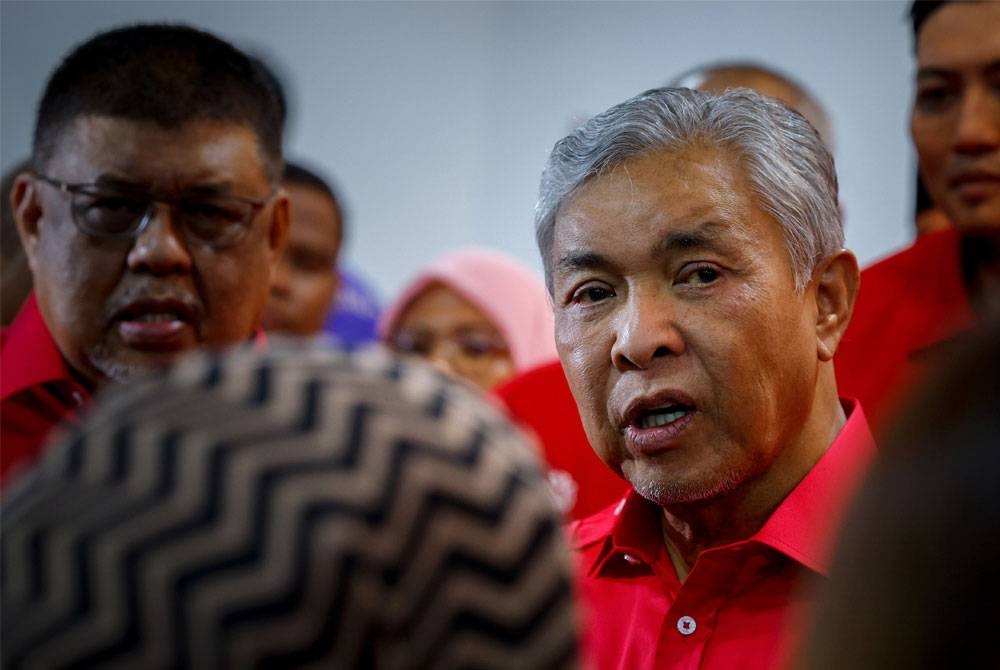 Timbalan Perdana Menteri Datuk Seri Dr Ahmad Zahid Hamidi semasa sidang media selepas merasmikan pejabat baharu UMNO Bahagian Tangga Batu di Paya Rumput hari ini.