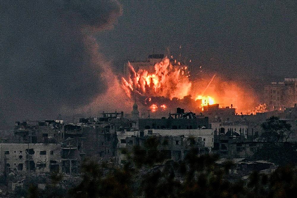 Israel terus melancarkan serangan ke atas Gaza termasuk menyasarkan Lapangan Terbang Antarabangsa Aleppo. - Foto AFP