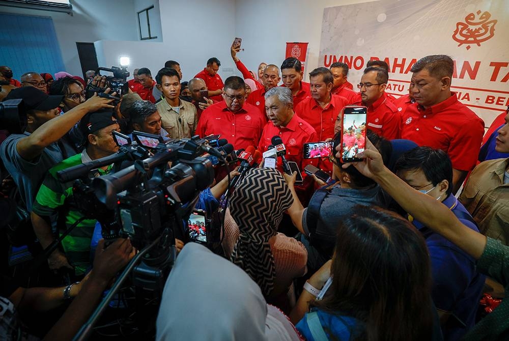 Ahmad Zahid (tengah) semasa sidang media selepas merasmikan pejabat baharu UMNO Bahagian Tangga Batu di Paya Rumput pada Ahad. - Foto Bernama