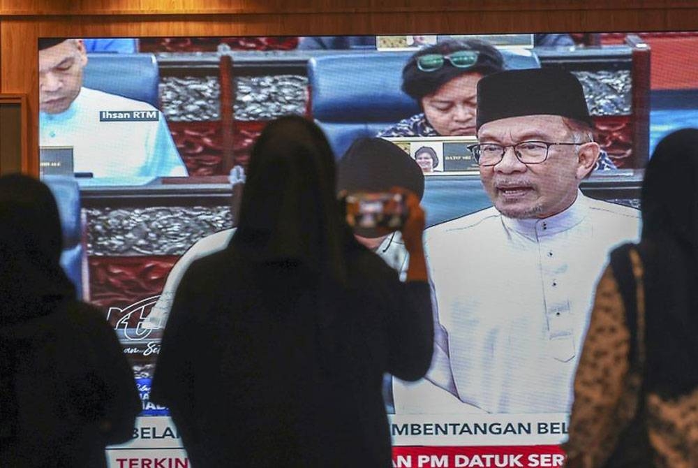 Orang ramai mengikuti siaran langsung Belanjawan 2024 Malaysia Madani oleh Perdana Menteri, Datuk Seri Anwar Ibrahim pada skrin besar di Kementerian Kewangan. - Foto Bernama