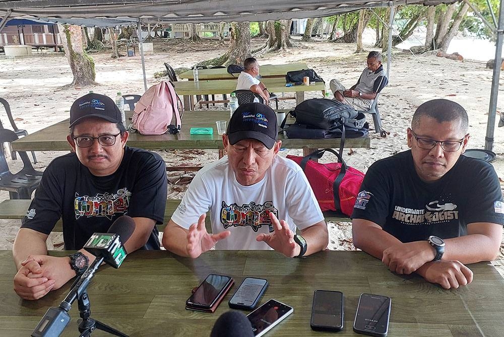 Razali (tengah) ketika ditemui pemberita selepas melawat tapak kapal karam &#039;The Bidong Shipwreck&#039; di Pulau Bidong.