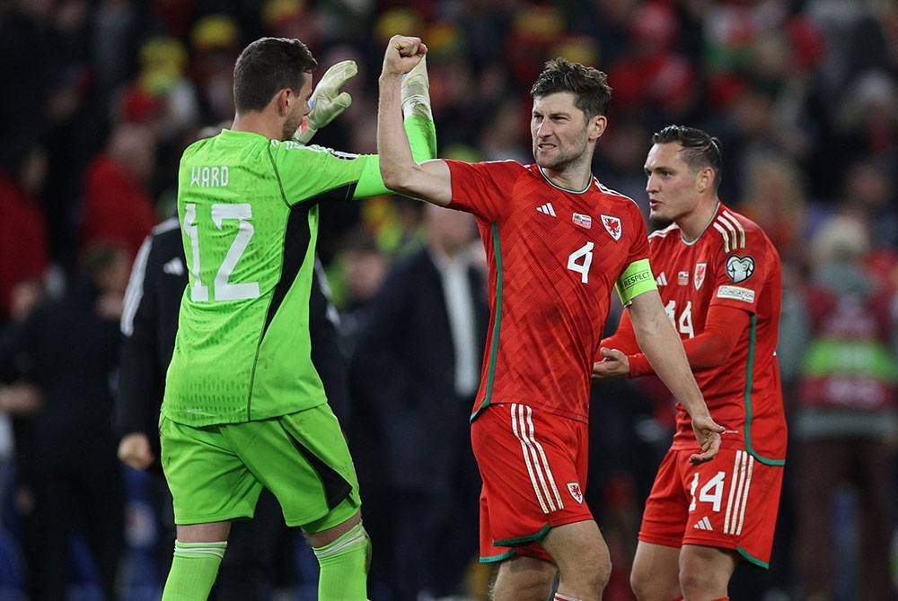 Pertahanan Wales, Ben Davies (tengah) meraikan kejayaan pasukannya menewaskan Croatia. - Foto AFP