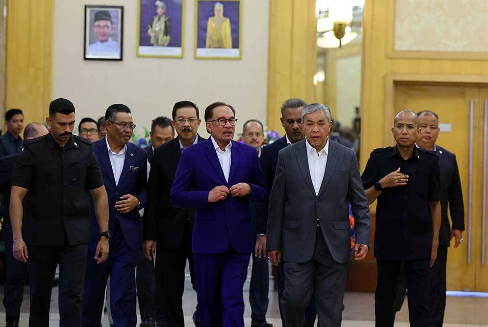 Perdana Menteri Datuk Seri Anwar Ibrahim (tengah) diiringi Timbalan Perdana Menteri Datuk Seri Dr Ahmad Zahid Hamidi (tiga, kanan) ketika tiba pada Majlis Perjumpaan Perdana Menteri Bersama Warga Jabatan Perdana Menteri (JPM) Bagi Bulan Oktober 2023 di Puspanitapuri pada Isnin. - Foto Bernama.