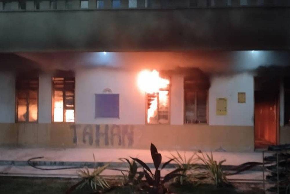 Sebuah blok asrama pelajar perempuan terbakar di SMK Seri Kenangan, Batu Anam, Segamat pada malam Ahad.