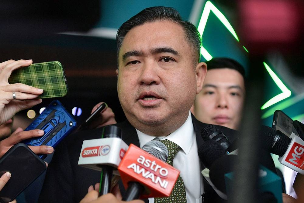 Menteri Pengangkutan Anthony Loke menjawab pertanyaan media selepas pelancaran Bahagian Logistik Hijau dan Serah Lori Terminal Elektrik Pertama Malaysia di MITEC hari ini. - Foto Bernama