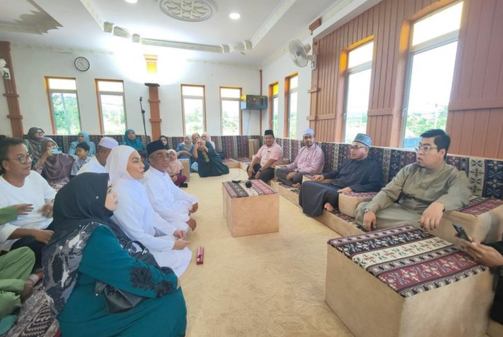 MUFTI Perlis, Dr Maza (dua, kanan) menikahkan pasangan pelakon Sabri Yunus dan Ardini Angeline Tan Sabtu lalu. -Foto: Facebook Dr Maza