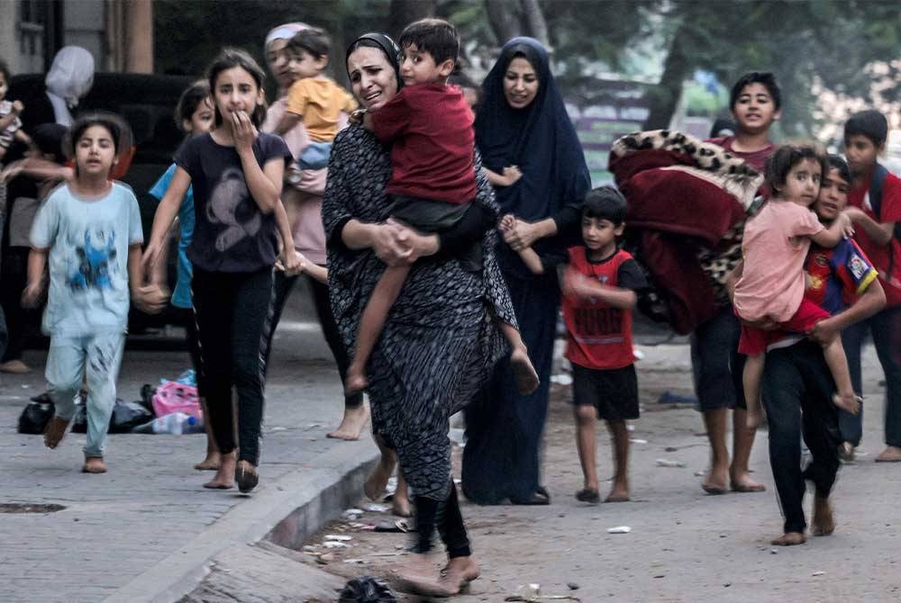 Wanita dan kanak-kanak Palestin mencari kawasan selamat untuk berlindung selepas Israel melancarkan serangan membabi buta di Gaza. - Foto AFP