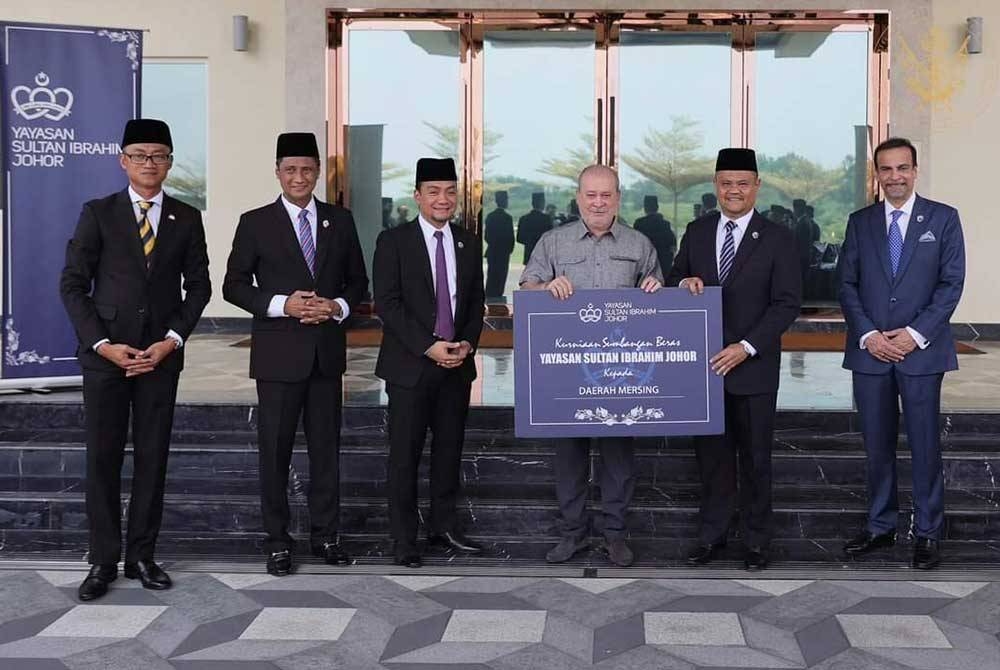 Sultan Ibrahim mencemar duli menyampaikan sumbangan beras daripada YSIJ kepada wakil penerima di Istana Polo, Pasir Pelangi, Johor Bahru pada Isnin.