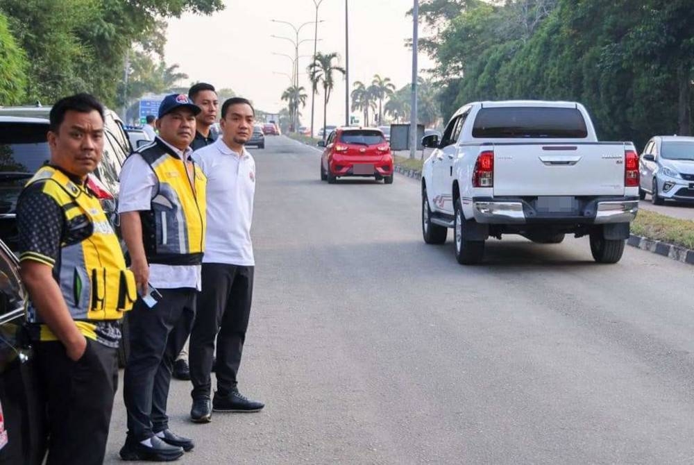 Onn Hafiz (kanan) ketika meninjau keadaan Lebuh Raya Pasir Gudang, Pasir Gudang pada Ahad yang selesai mengalami proses naik taraf