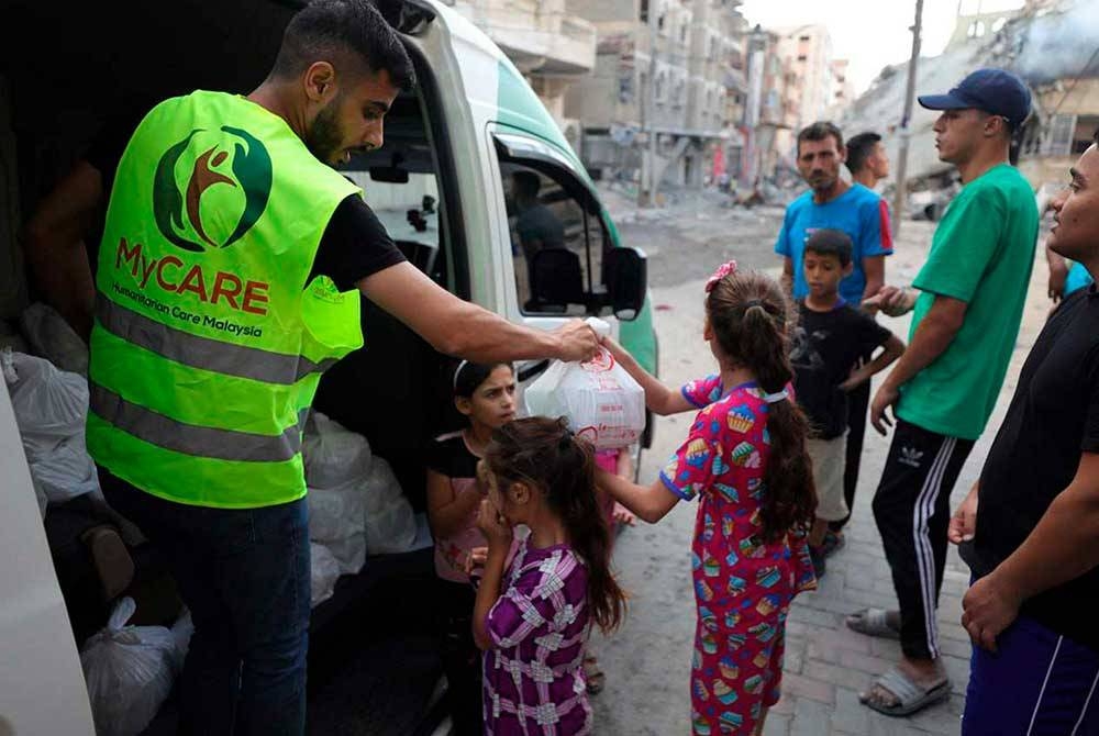 Ahli sukarelawan MyCARE memberi bantuan makanan kepada penduduk Palestin di Beit Lahiya di Utara Gaza. Foto Bernama
MyCARE telah menyalurkan bantuan Fasa Pertama bernilai RM236,650 merangkumi bantuan perubatan dan pek makanan.
Bantuan perubatan diedarkan di Hospital Al-Syifaa Gaza dan seramai 800 pesakit menerima bantuan perubatan terdiri daripada ubat ubatan, kerusi roda, lampin bayi dan dewasa serta kit pertolongan cemas.
Selain itu, sebanyak 1,000 pek makanan telah diedarkan di kawasan sekolah di Gaza yang menempatkan penduduk Gaza yang kehilangan tempat tinggal.
--fotoBERNAMA (2023) HAK CIPTA TERPELIHARA