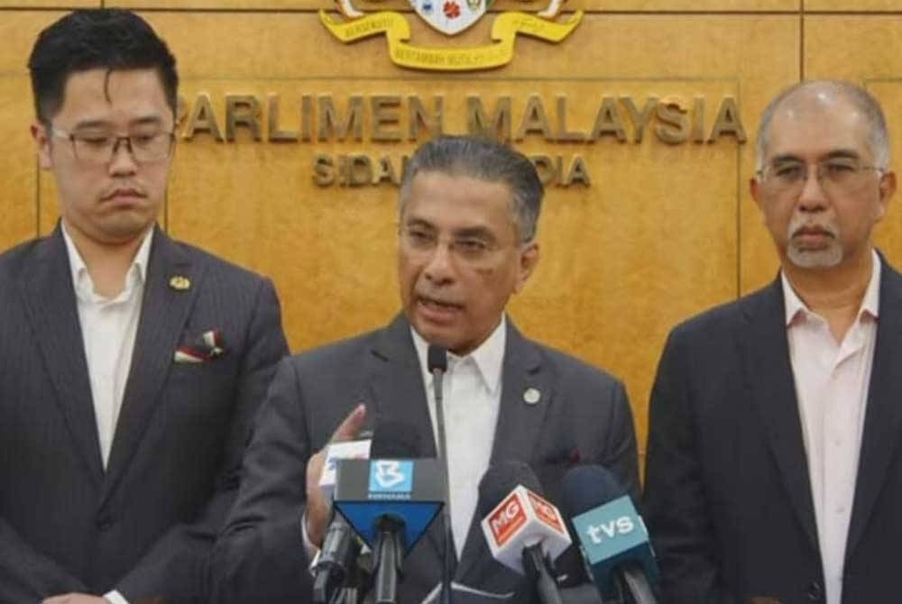 Syed Ibrahim (tengah) ketika sidang akhbar di lobi Dewan Rakyat pada Isnin.