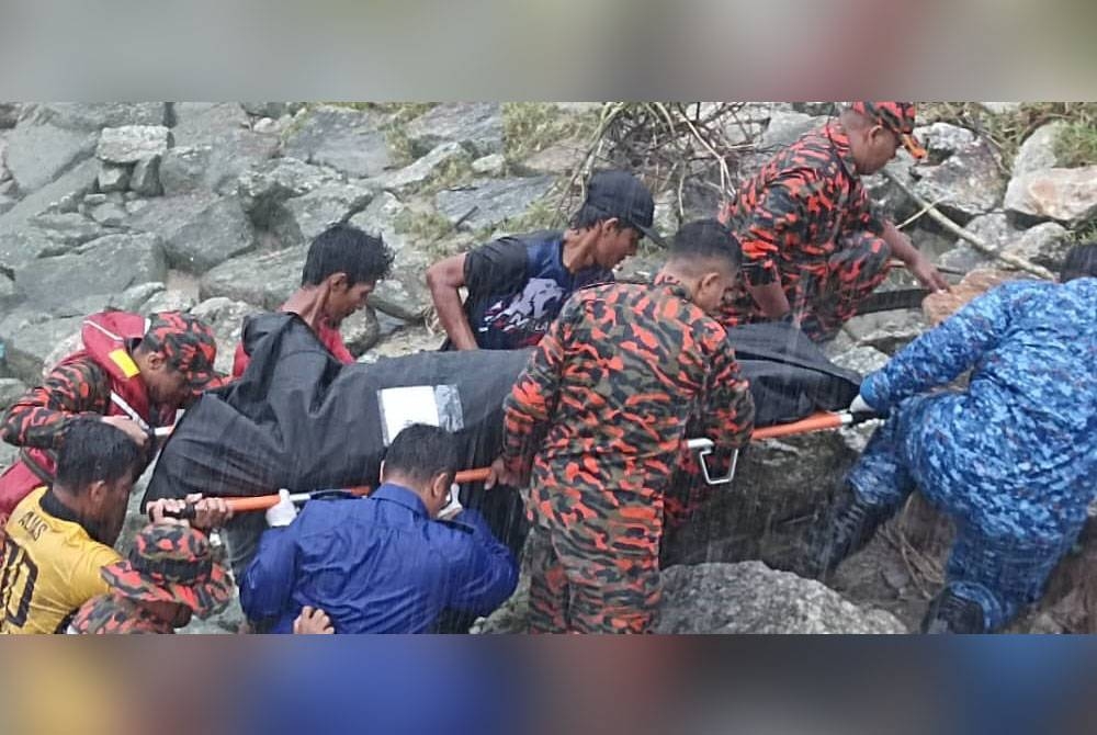 Pasukan penyelamat membawa salah seorang mangsa yang ditemui lemas di perairan Sungai Kayan di Sitiawan pada Isnin.- Foto JBPM PERAK