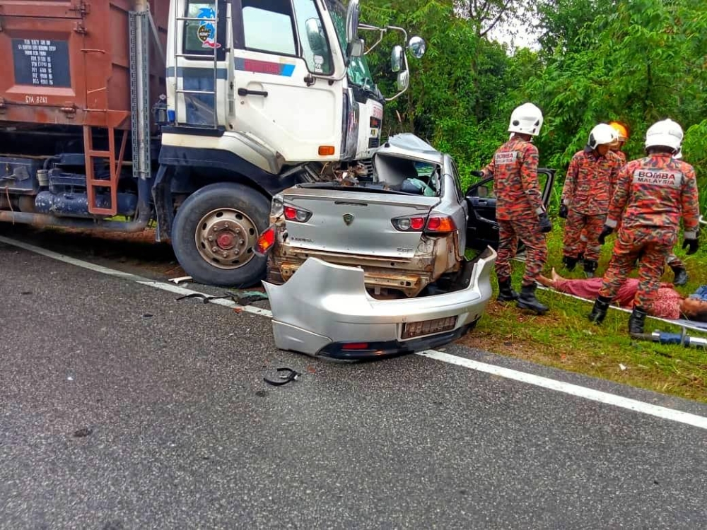 Keadaan kereta remuk akibat kemalangan yang meragut nyawa dua wanita. Foto Ihsan PDRM