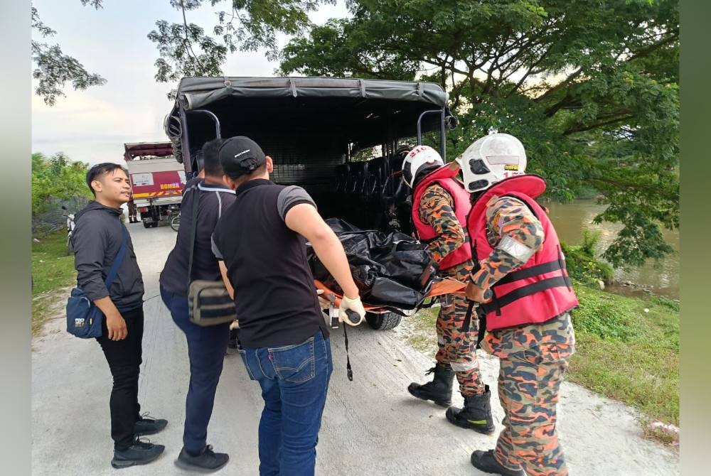 Mayat mangsa diserahkan kepada pihak polis untuk tindakan lanjut. - Foto Ihsan JBPM Perak